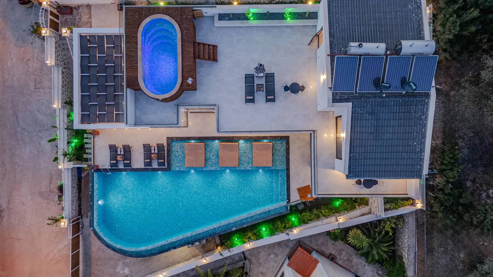 Vue aérienne d'une villa moderne avec piscine