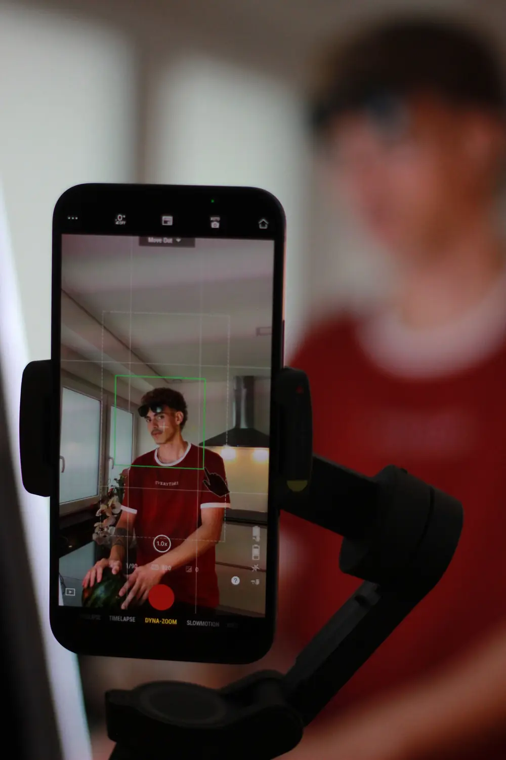 Smartphone sur stabilisateur filmant une scène