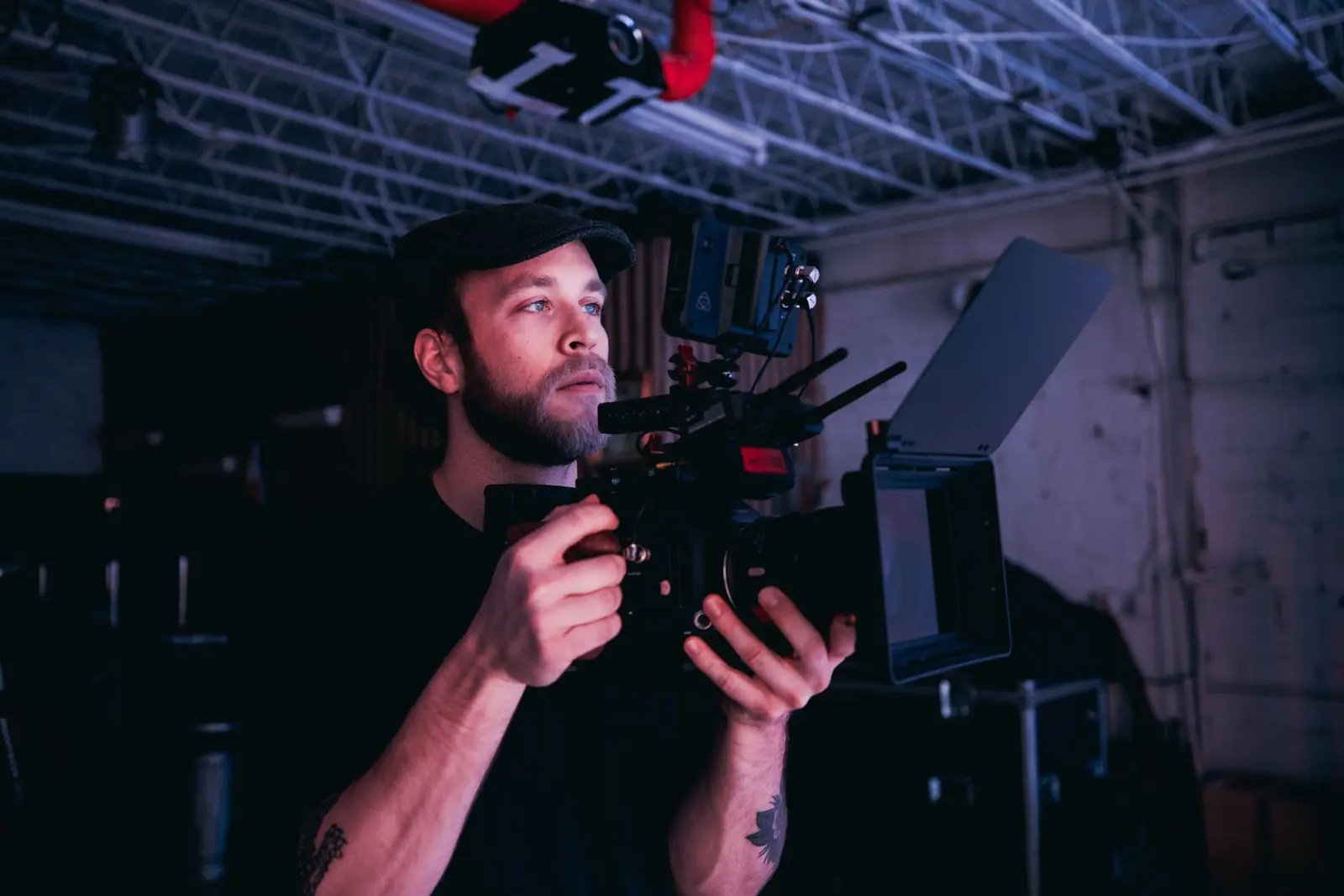 Vidéaste filmant avec une caméra cinéma